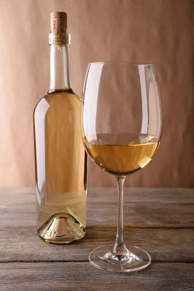 Botella de vino blanco y una copa — Foto de Stock