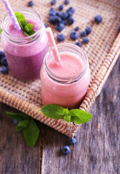 Verse aardbeien en bosbes yoghurt — Stockfoto