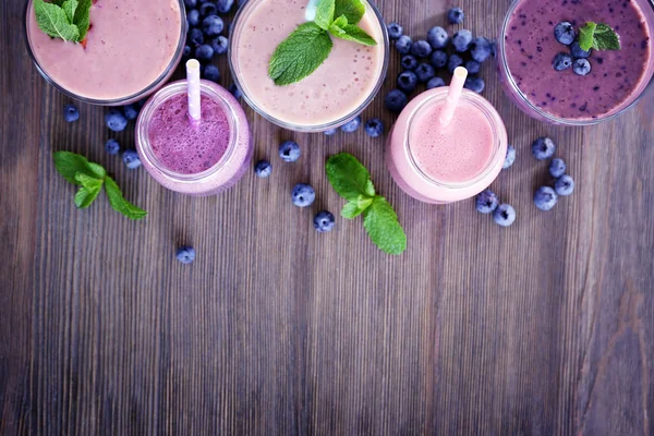 Berry yoghurt in een rij — Stockfoto