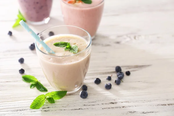 Färska jordgubbar, blåbär och mjölk yoghurt — Stockfoto