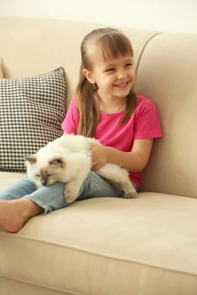 Lilla söta tjejen med kattunge — Stockfoto