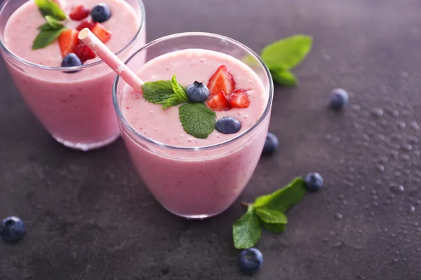 맛 있는 요구르트 딸기 장식 — 스톡 사진
