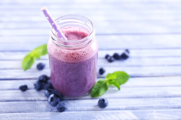 Delicioso yogur de arándanos con túbulo — Foto de Stock