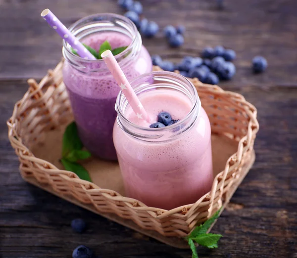 Čerstvé jahody a borůvkový jogurt — Stock fotografie