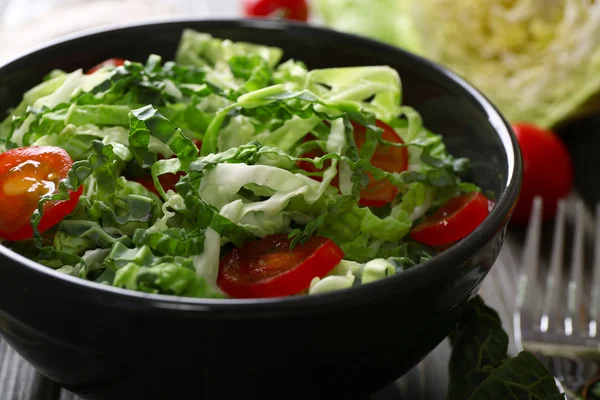 Savoy cabbage and tomato salad — Stock Photo, Image