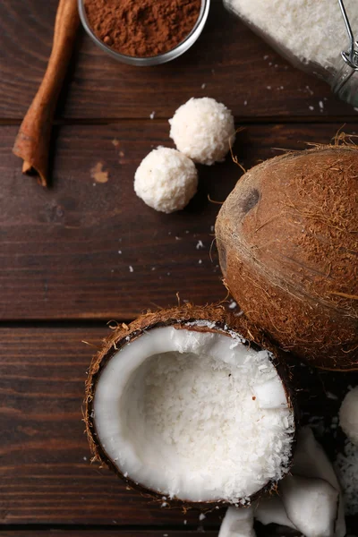 Doces em flocos de coco e ingredientes — Fotografia de Stock