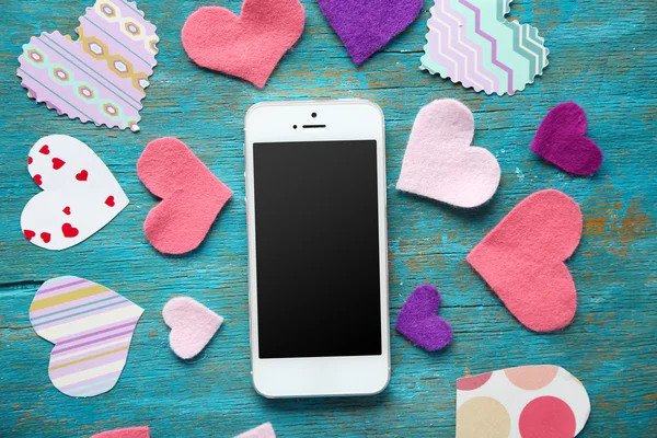 Inteligentny telefon z pustego ekranu i serca — Zdjęcie stockowe