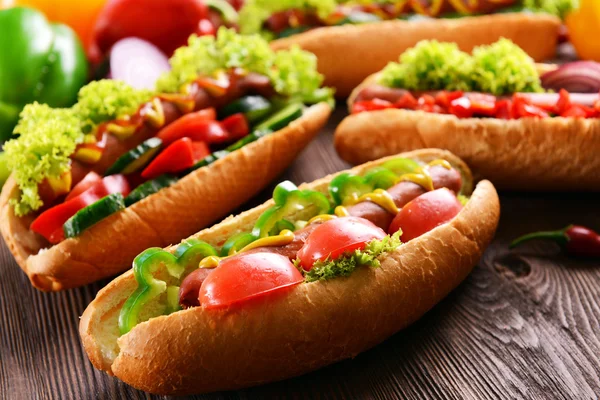 Hot-dogi na drewniane tła — Zdjęcie stockowe