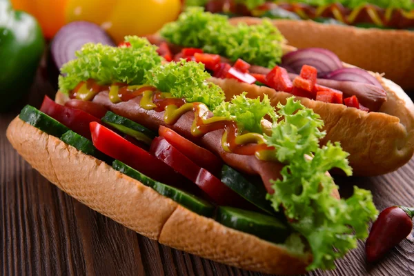 Hot dogs sur fond en bois gros plan — Photo