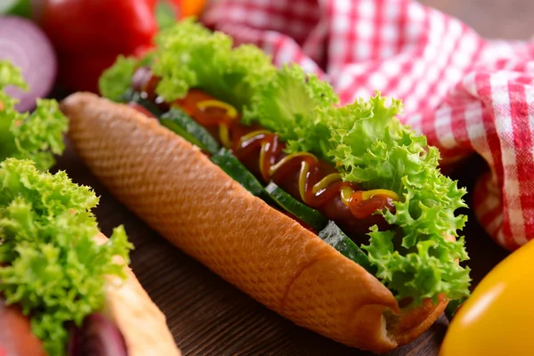 Hot dogs et légumes — Photo