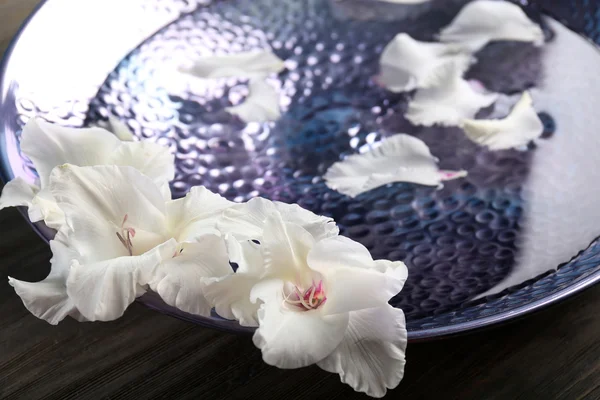 Квіткові пелюстки в тарілці — стокове фото