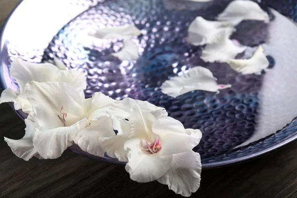 Pétales de fleurs en assiette — Photo