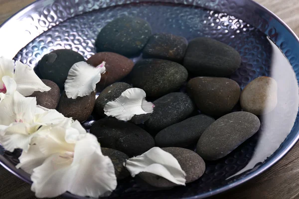 花瓣与水和水疗中心的石头 — 图库照片