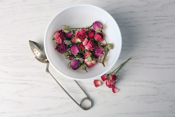 Tea rose in bowl — Stock Photo, Image