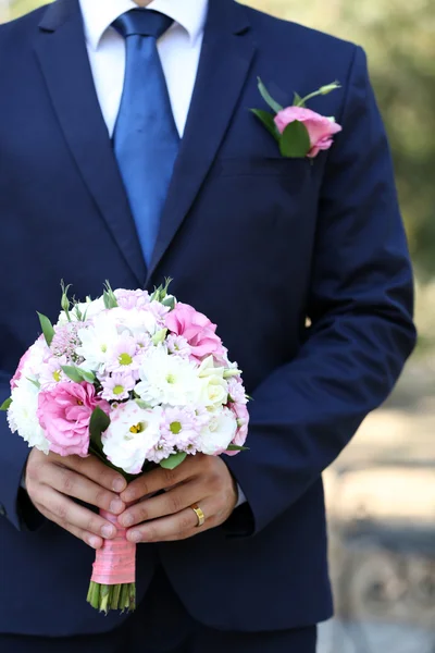 Pengantin pria memegang karangan bunga — Stok Foto