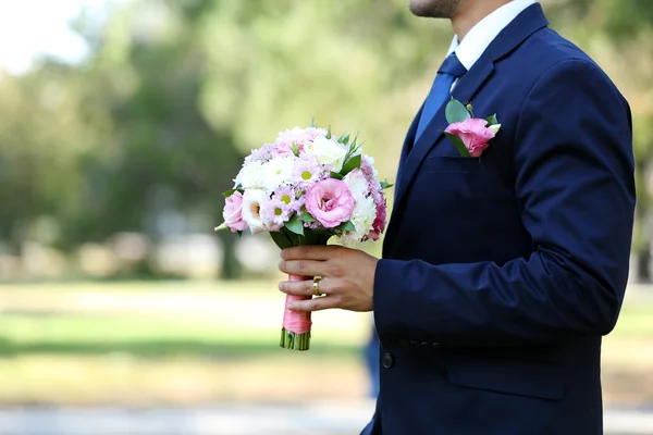 Bruidegom houden boeket — Stockfoto