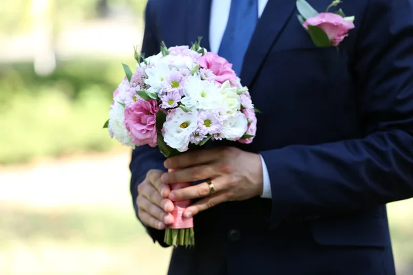 Damat Düğün buket açık havada tutan — Stok fotoğraf