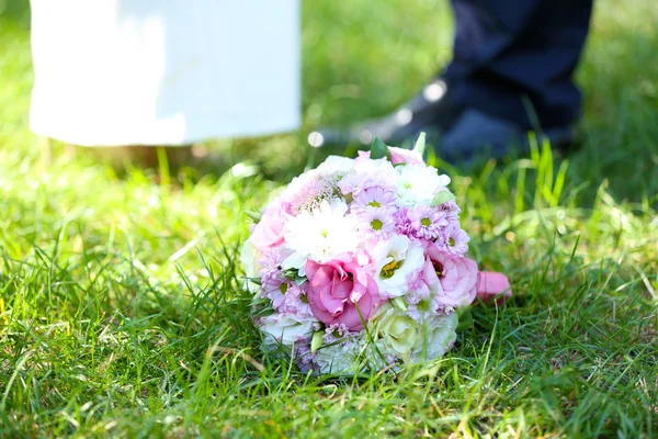 Bukiet na trawie kilka tło wesele — Zdjęcie stockowe