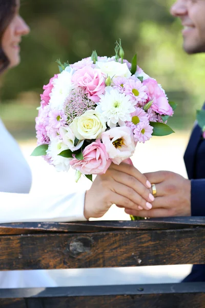 꽃다발을 든 신부와 신랑 — 스톡 사진