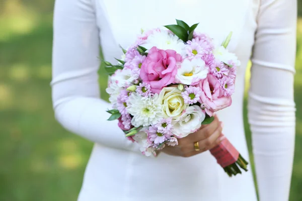 Beautiful wedding bouquet in hands of bride — Stock Photo, Image