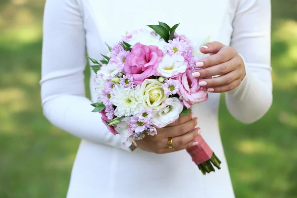 Beau bouquet de mariage dans les mains de la mariée — Photo