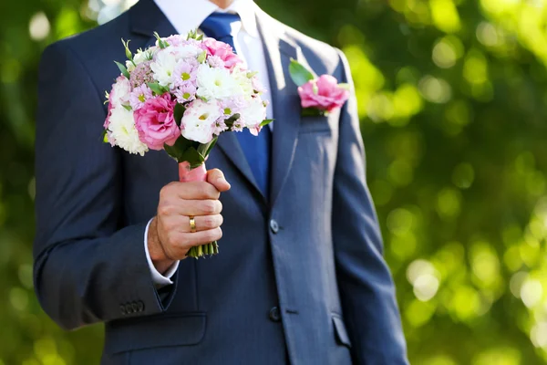 Damat Düğün buket açık havada tutan — Stok fotoğraf