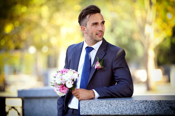 Noivo segurando buquê de casamento — Fotografia de Stock