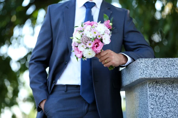 Mariage tenant bouquet de mariage à l'extérieur — Photo