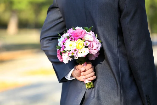 Novio con ramo de bodas y novia sobre fondo natural —  Fotos de Stock