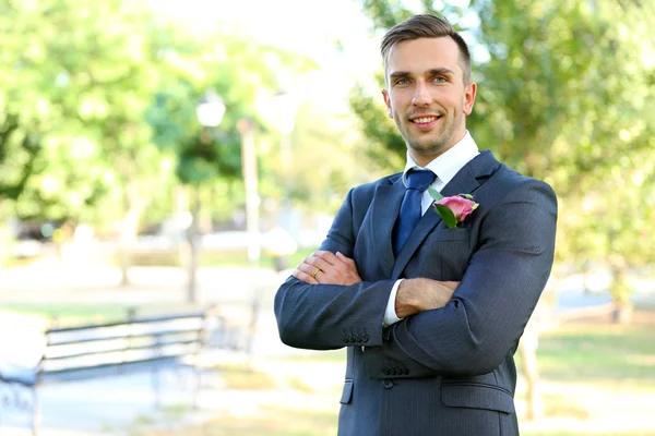 Groom bonito com boutonniere — Fotografia de Stock