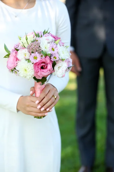 Novia con ramo de boda —  Fotos de Stock