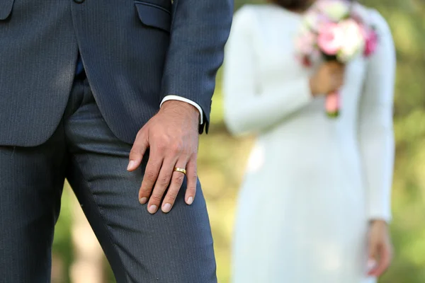 Noivo e noiva com buquê de casamento no fundo da natureza — Fotografia de Stock