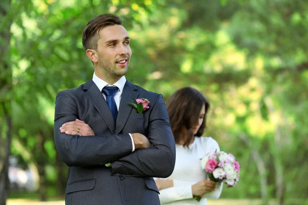 Marié et mariée avec bouquet de mariage — Photo