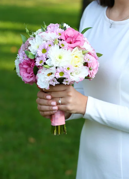 Bruiloft boeket in handen van de bruid — Stockfoto