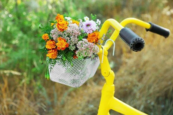 Bicicleta com buquê de flores — Fotografia de Stock