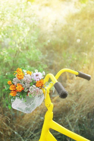 Cykel med blombukett — Stockfoto