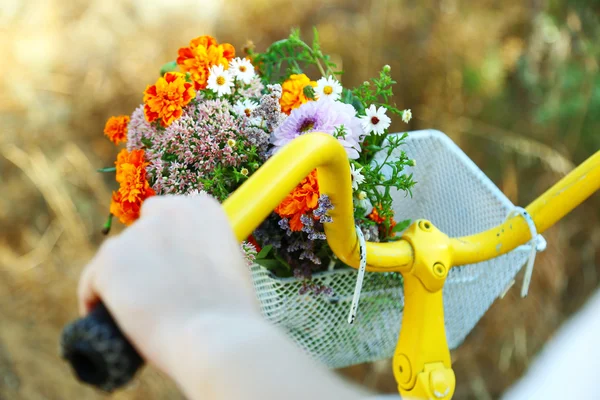 Bicycle with bouquet of flowers — Stock Photo, Image