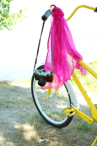 Bicicleta vieja con cámara — Foto de Stock