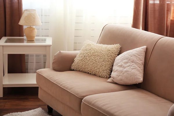 Сливочный уютный диван — стоковое фото