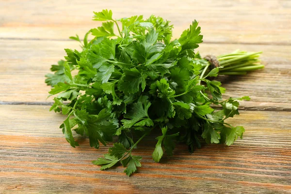 Salsa fresca em fundo de madeira — Fotografia de Stock