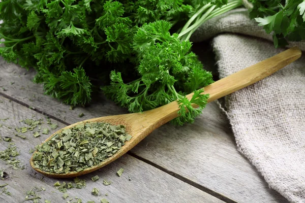 Fresh and dries parsley — Stock Photo, Image
