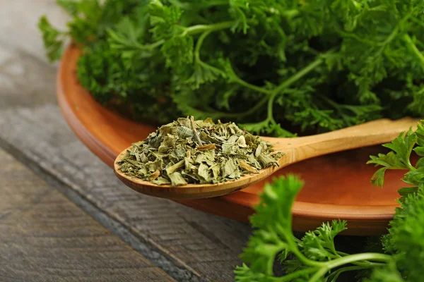 Fresh and dries parsley — Stock Photo, Image