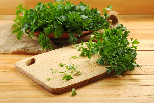 Persil frais sur planche à découper en bois — Photo