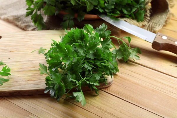 Fresh parsley on wooden cutting board — Stock Photo, Image