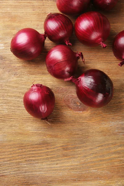 Κόκκινο κρεμμύδι σε ξύλινο φόντο — Φωτογραφία Αρχείου