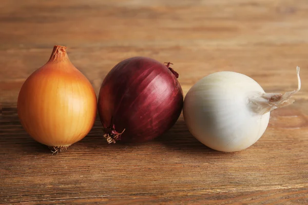 Cebolla sobre fondo de madera — Foto de Stock