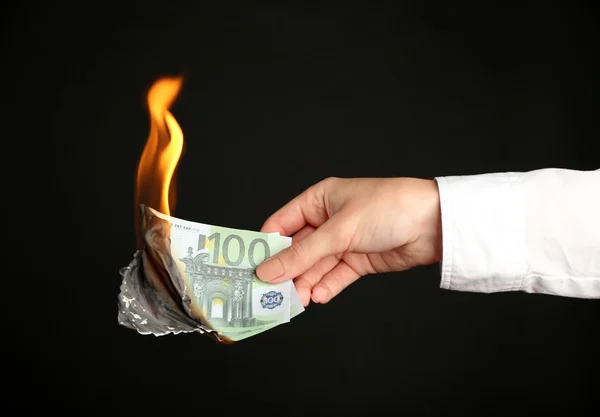 女人燃烧欧元纸币 — 图库照片