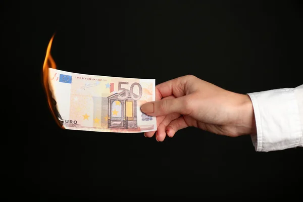 Billets en euros brûlés par une femme — Photo