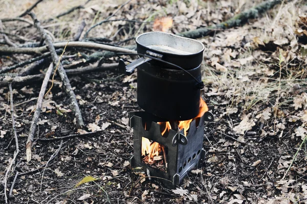 Caldera en llamas en el bosque — Foto de Stock
