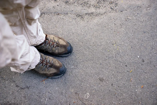 Man's legs on the road — Stock Photo, Image